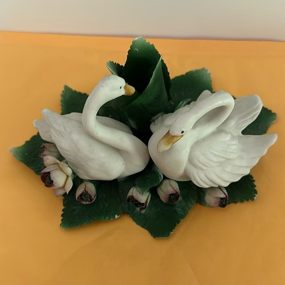 Vintage Capodimonte Porcelain Swans Made in Italy - Picture 1 of 9